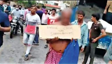 पैसे का भुगतान नहीं करने पर व्यापारी को नंगा कर करवाया परेड, कपड़े उतरवाकर पहना दी साड़ी, और हाथ में…