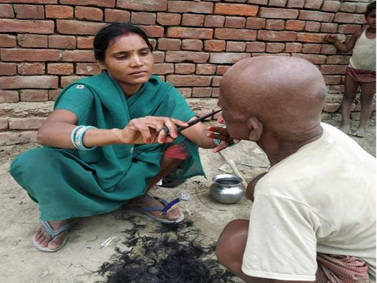 मर्दों के दाढ़ी और बाल बनाकर बच्चों का पेट पालती है यह महिला, घर-घर जाकर करती है ये काम