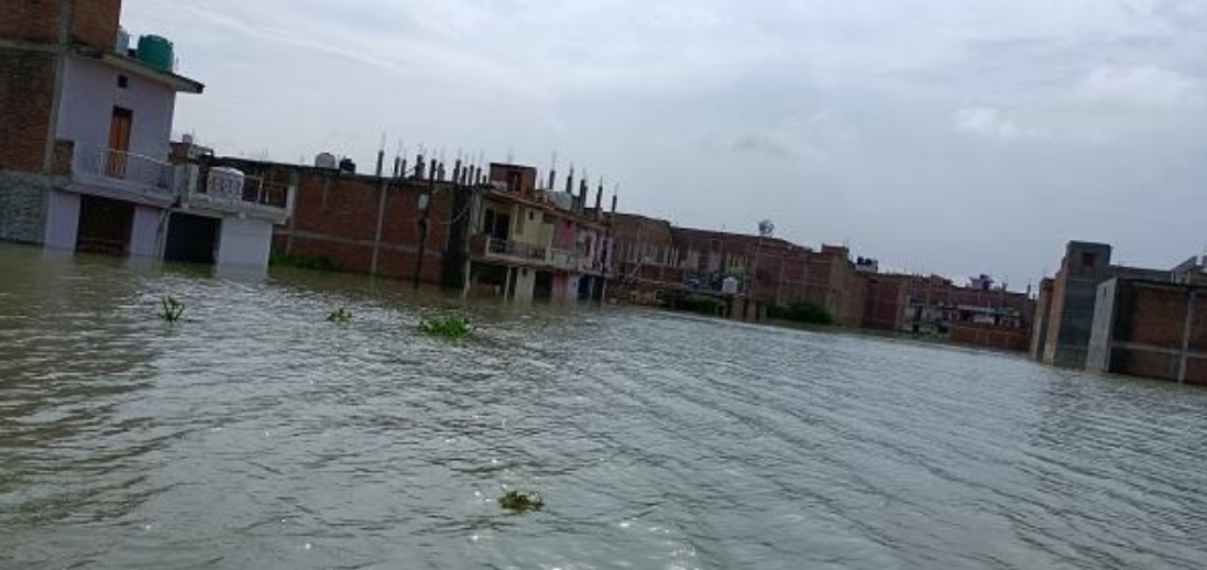 गंगा और यमुना ने खतरे के निशान को किया पार, प्रयागराज में बिगड़े हालात