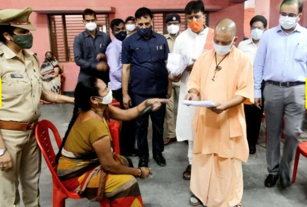 गोरखपुर में CM योगी ने जनता दरबार में सुनी फरियाद, जमीन की शिकायतों पर अधिकारियों को चेताया