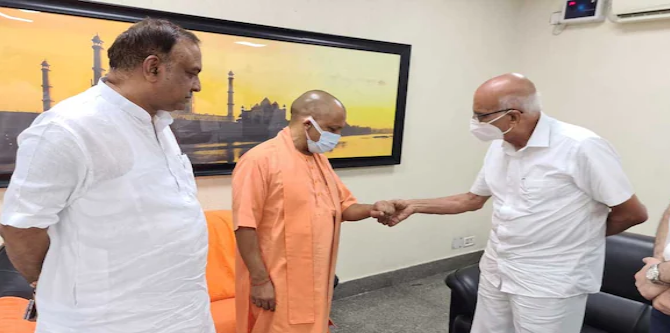 आगरा में सामने आया CM योगी के घड़ी न पहनने की वजह, कारण जान चौंक जायेंगे आप