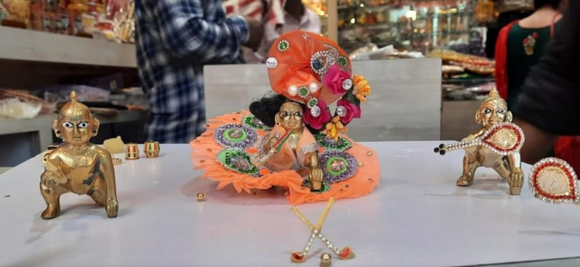 जन्माष्टमीं पर भी ओलंपिक की धूम, भाला और हॉकी स्टिक के साथ दिख रहे माधव