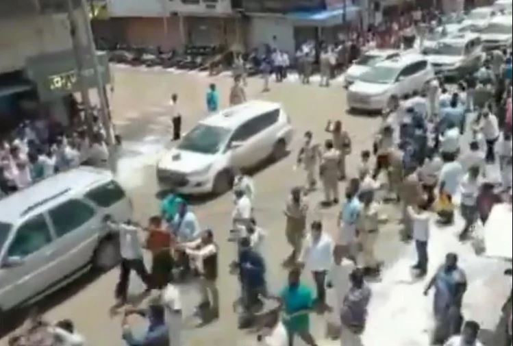 महाराष्ट्र के सांगली में बीजेपी कार्यकर्ताओं और पुलिस के बीच झड़प, सीएम उद्धव ठाकरे के काफिले को रोकने की कोशिश