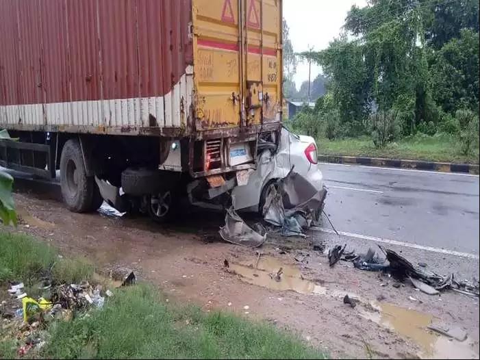 उत्तर प्रदेश के बस्ती में भीषण सड़क हादसा, सड़क किनारे खड़ी कंटेनर में घुसी कार, 5 लोगों की मौत, दो घायल