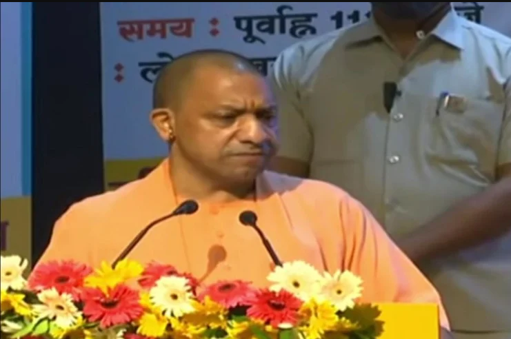 CM योगी का एलान, सूबे के 90 हजार युवाओं को जल्द मिलेगी नौकरी, गोरखपुर में लगा जनता दरबार