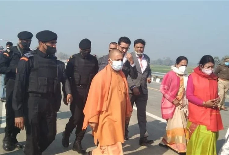 वाराणसी के बाद गाजीपुर पहुंचे CM योगी, बाढ़ राहत केंद्र का किया दौरा, दी सहायता