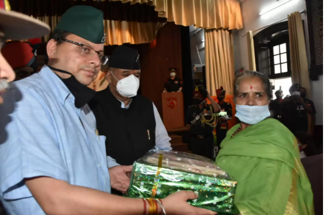 CM धामीं ने पूर्व सैनिकों एवं वीरांगनाओं को किया सम्मानित, कहा- मुझे सेना के कार्यक्रम में शामिल होने पर बचपन याद आता है