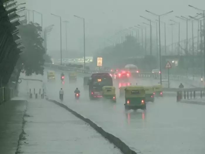 लगातार बढ़ती गर्मी के बीच बारिश ने दी भारी राहत, नगर निगम की खुली पोल, दिल्ली पुलिस ने जारी की एडवाइजरी