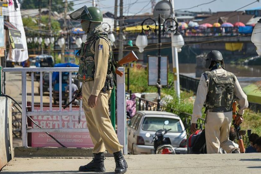 JK: आर्टिकल 370 हटने के दूसरी पर्षगांठ पर आतंकियों ने किये पुलिस पर कई राउंड फायरिंग, किसी के घायल होने की खबर नहीं