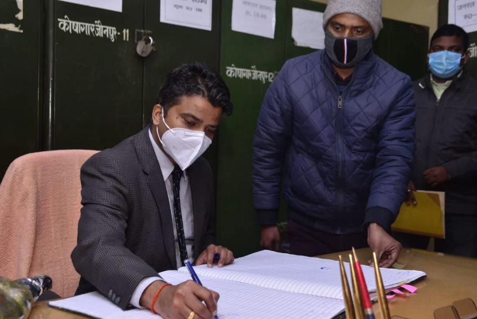 जौनपुर जिलाधिकारी की बड़ी कार्रवाई, इस योजना के धीमी गति पर कार्यदाई संस्था पर केस दर्ज