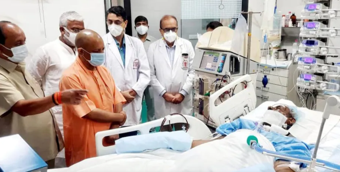 पूर्व मुख्यमंत्री कल्याण सिंह का हाल जानने PGI पहुंचे CM योगी, वेंटीलेटर पर रखा गया है