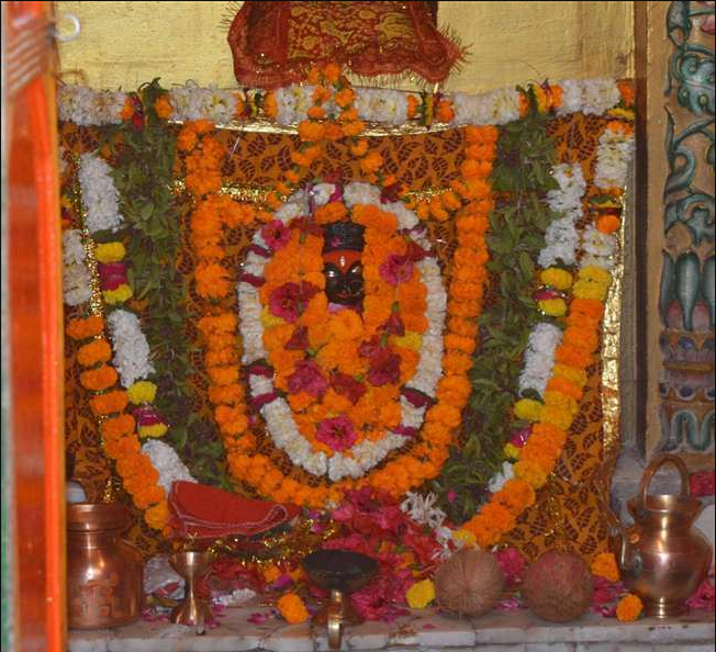 ज्ञानवापी मस्जिद स्थित श्रृंगार गौर के दर्शन-पूजन की अनुमति के लिए कोर्ट की चौखट पर पांच महिलाएं