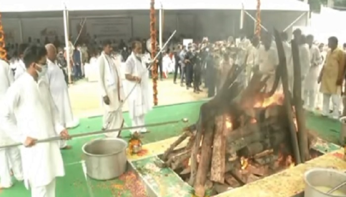 यूपी के पूर्व मुख्यमंत्री कल्याण सिंह पंचतत्व में विलीन, बेटे राजवीर ने दी मुखाग्नि, सीएम योगी, शाह और राजनाथ समेत कई बड़े नेता शामिल