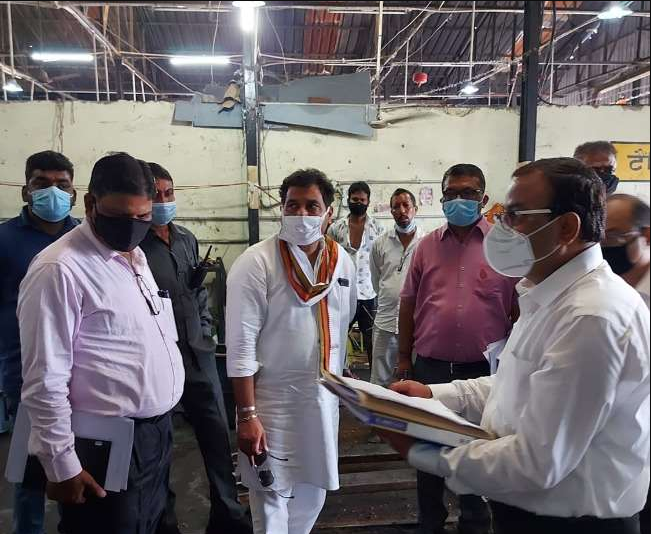 उर्जा मंत्री श्रीकांत शर्मा का गोसाईंगंज उपकेंद्र पर औचक निरीक्षण, कहा- उपभोक्ता सेवाओं में किसी भी प्रकार की लापरवाही बर्दास्त नहीं