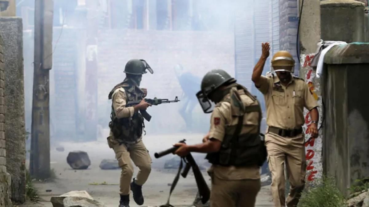 जम्मू कश्मीर के श्रीनगर में आतंकियों ने सुरक्षाबलों पर फेंका हैंड ग्रेनेड, 2 पुलिसकर्मी समेत 11 लोग हुए घायल