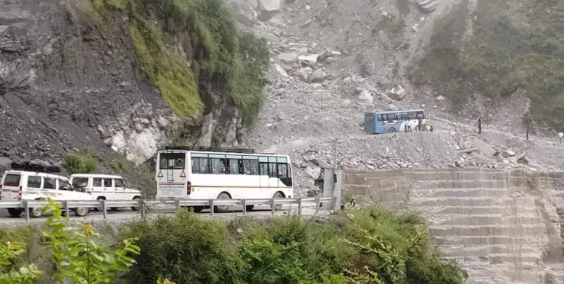 उत्तराखंड में नहीं कम हो रही बारिश की वजह से मुश्किलें, चमोली में ऋषिकेश-बद्रीनाथ राजमार्ग पर मलबा गिरने से जाम, प्रशासन अलर्ट