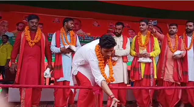 सपा भी ब्राह्मणों को साधने में जुटी, प्रबुद्ध वर्ग सम्मेलन में वाराणसी से आये प्रबुद्ध वर्ग के लोगो को मंच से बांटे 500 रुपये के नोट