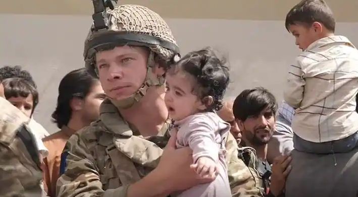 कंटीले तारों से बच्ची को खींचा था अंदर, इस ब्रिटिश सैनिक ने बताया तस्वीर के पीछे की कहानी