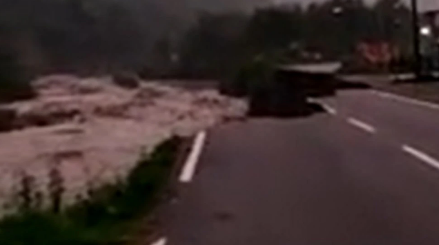 आफत की बारिश से देहरादून में कट गई सड़क, इन जिलों में जारी हुआ ऑरेंज अलर्ट