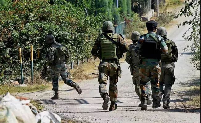 जम्मू-कश्मीर : राजौरी में सुरक्षाबलों और आतंकियों के बीच मुठभेड़ जारी, एक जवान शहीद, एक आतंकी ढेर