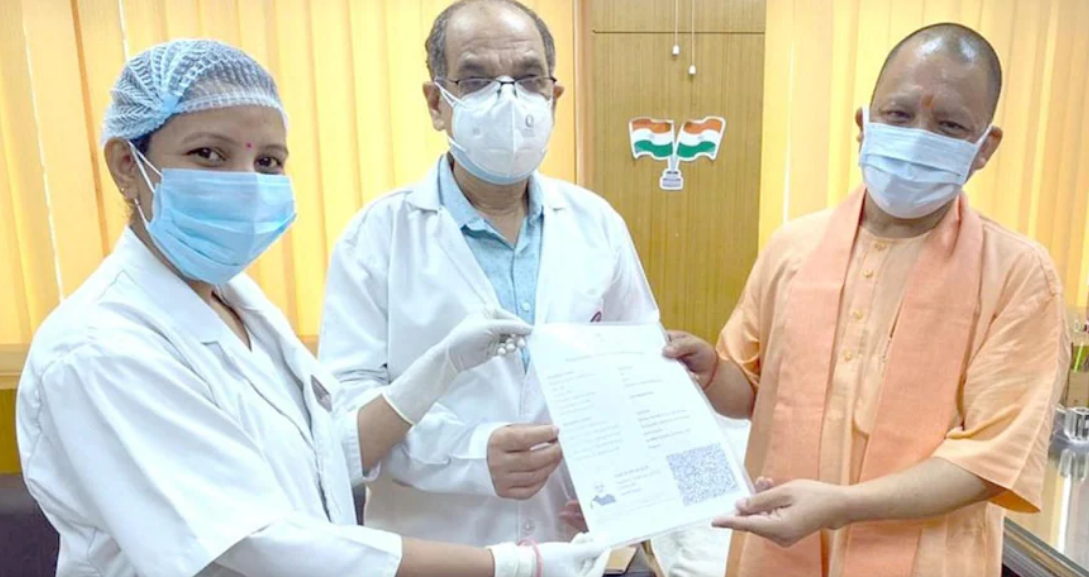 CM योगी ने लगवाई कोरोना वैक्सीन की दूसरी डोज, ट्वीट कर लोगो से की ये अपील