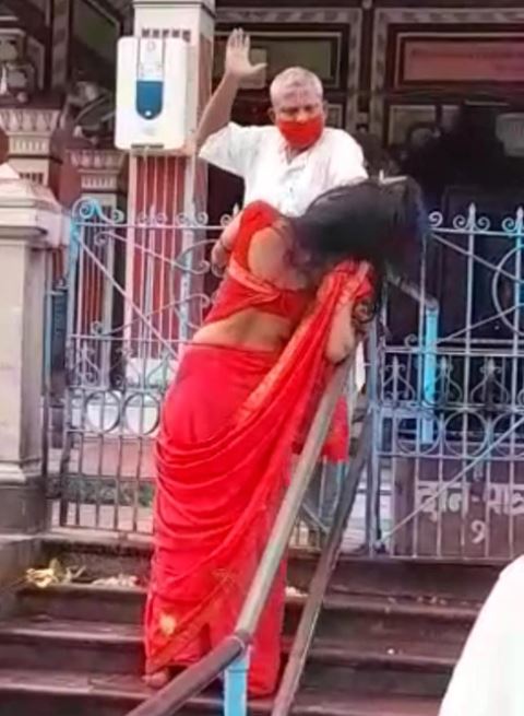 मंदिर में पूजा करने आई महिला को पुजारी ने बाल पकड़कर पीटा, वीडियो हुआ वायरल