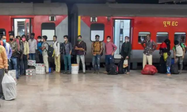 नई दिल्ली : इंदिरा गांधी एयरपोर्ट के बाद रेलवे स्टेशन की पार्किंग से भी मिला जिंदा कारतूस, जांच में जुटी पुलिस