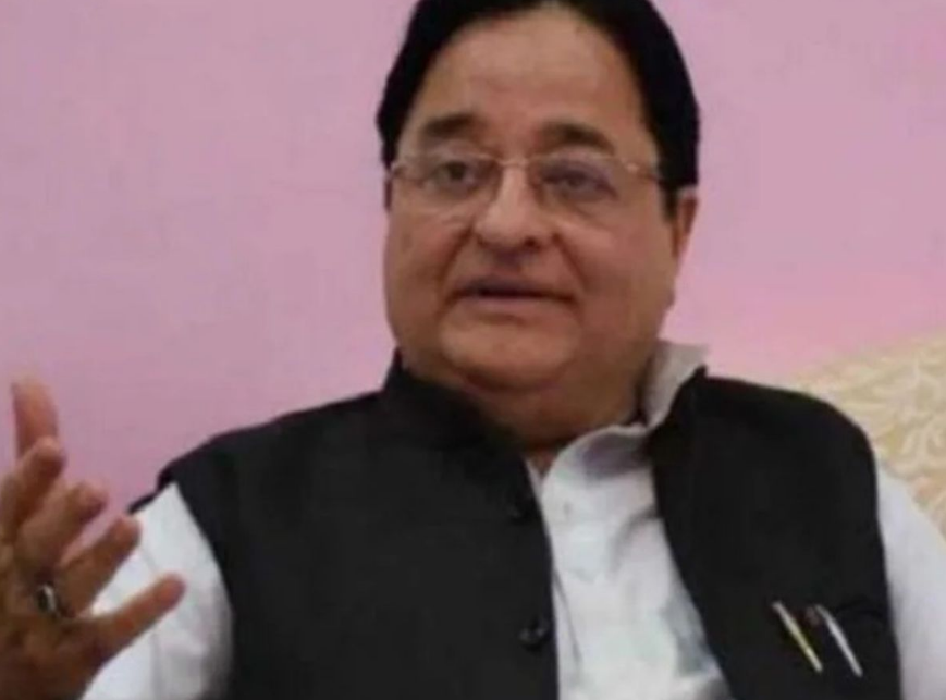 ध्वजारोहण के बाद समाजवादी पार्टी के सांसद से हुई बड़ी चूक, एक लाइन गाने के बाद भूल गये राष्ट्रगान