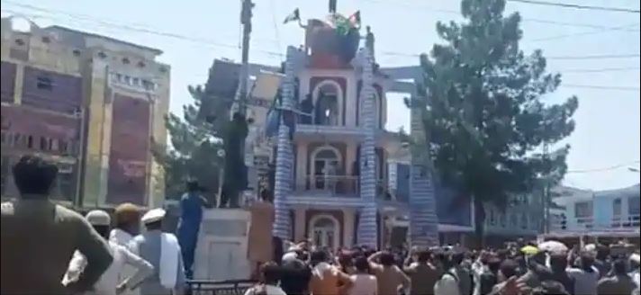 तालिबान के विरुद्ध एकजुट हुए जलालाबाद के निवासी, मीनार से उतारा झंडा, आतंकियों ने बरसाईं गोलियां