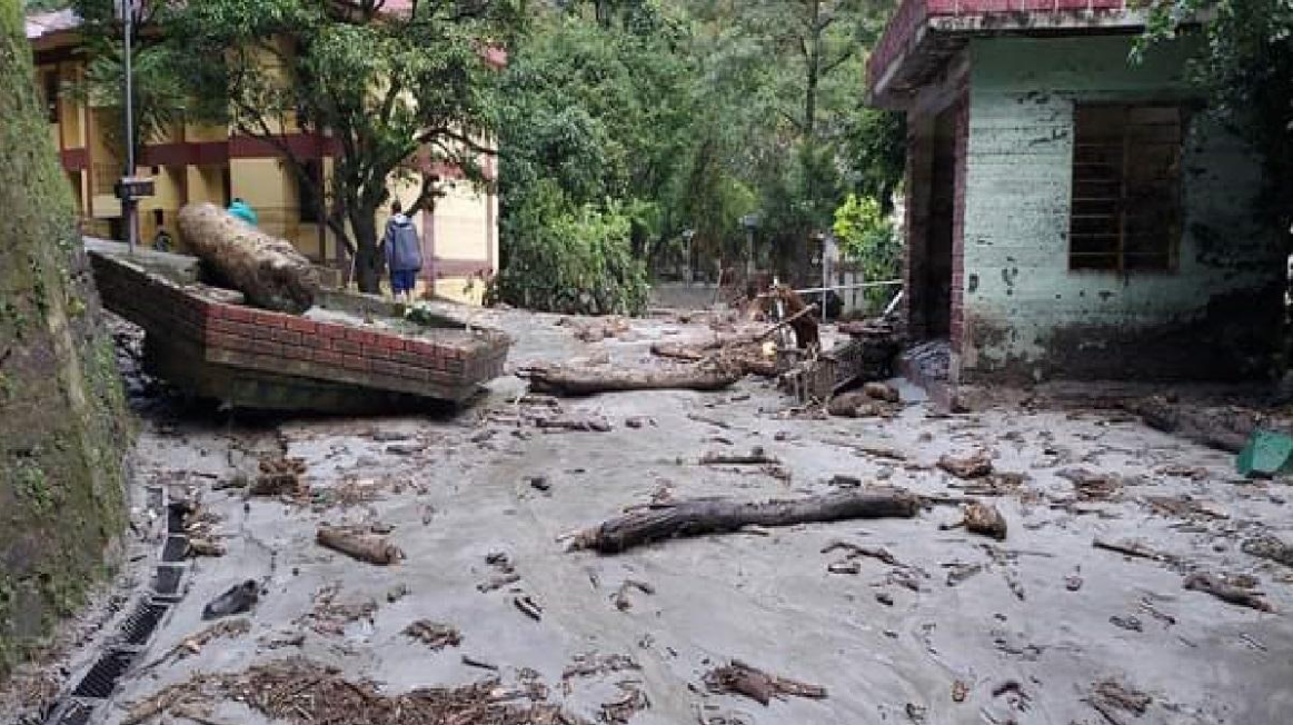 देवभूमि उत्तराखंड में बादल फटने से मची तबाही, 2 की मौत