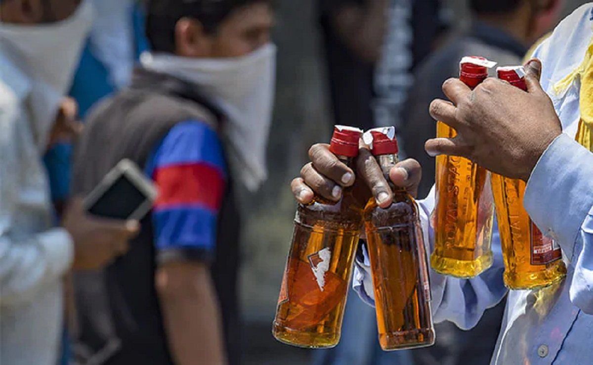 बड़ी खबर : अब इस राज्य में जहरीली शराब बेचने वाले को होगी फांसी या उम्रकैद, जानिए कौन है वो राज्य