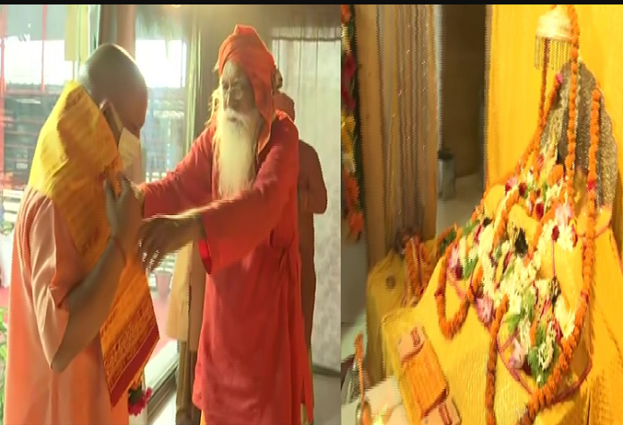 CM योगी अयोध्या में किए रामलला के दर्शन, मंदिर मॉडल की आरती भी की, भूमि पूजन के एक साल पूरा होने पर प्रदेश और देशवासियों को दी बधाई