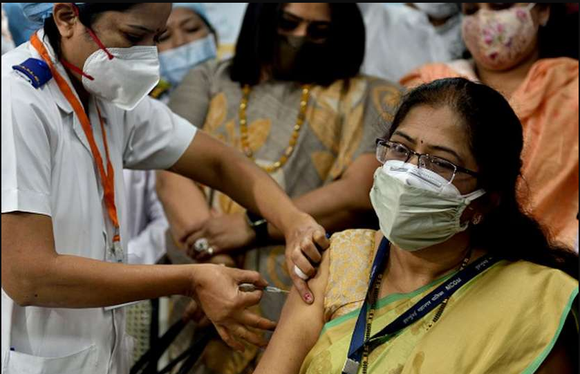 कोरोना मुक्त की ओर तेजी से बढ़ रहा UP, 48 फीसदी आबादी को लगी टीके की पहली डोज, 34 जिले महामारी से मुक्त