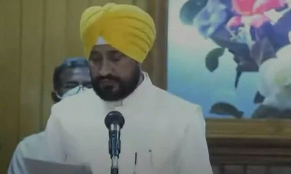 पंजाब : दो उपमुख्यमंत्रियों सहित चरणजीत सिंह चन्नी ने ली सीएम पद की शपथ, मिला पहला दलित मुख्यमंत्री, समझे कांग्रेसी गणित…