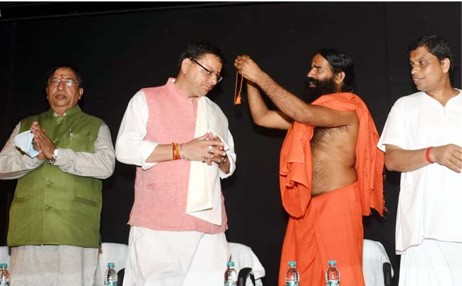 Uttrakhand: CM धामी ने की योग गुरु रामदेव और बालकृष्ण से मुलाकात, कहा- सरकार अगले 10 वर्ष के विकास का रोडमैप तैयार कर रही है