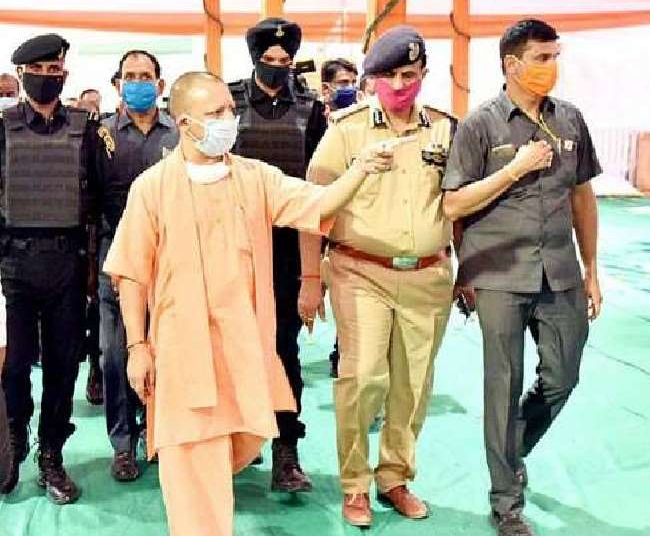 अलीगढ़: PM मोदी के आगमन से पहले CM योगी ने लिया व्यवस्थाओं का जायजा, एक लाख लोगो के जुटने की संभावना