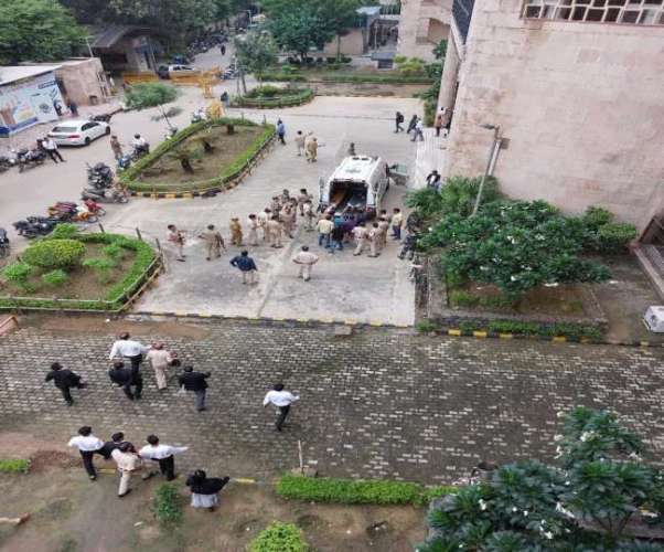 दिल्ली की रोहिणी कोर्ट में अंधाधुंध फायरिंग, गैंगस्टर जितेंद्र गोगी को मारी गोली, दोनों हमलावर ढेर