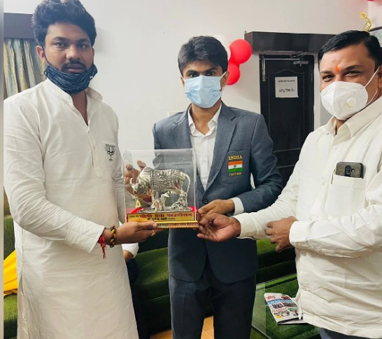 नोएडा DM सुहास एल वाई से योगी सेवा फाउंडेशन के चेयरमैन ने की मुलाकात, गाय और बछड़ा देकर किया सम्मानित