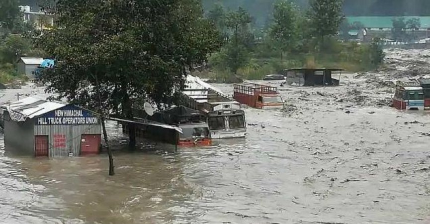 हिमाचल प्रदेश में भारी बारिश के कारण जन जीवन अस्त-व्यस्त, पिछले 24 घंटे में 10 की मौत, आवागमन बाधित