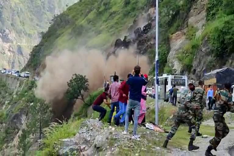 हिमाचल के किन्नौर में नेशनल हाईवे पर भारी भूस्खलन, यातायात बाधित, देखें वीडियो
