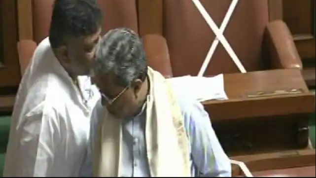 कर्नाटक : विधानसभा में बोलते वक्त खुल गई पूर्व सीएम सिद्धारमैया की धोती, फिर क्या हुआ… देखें वीडियो