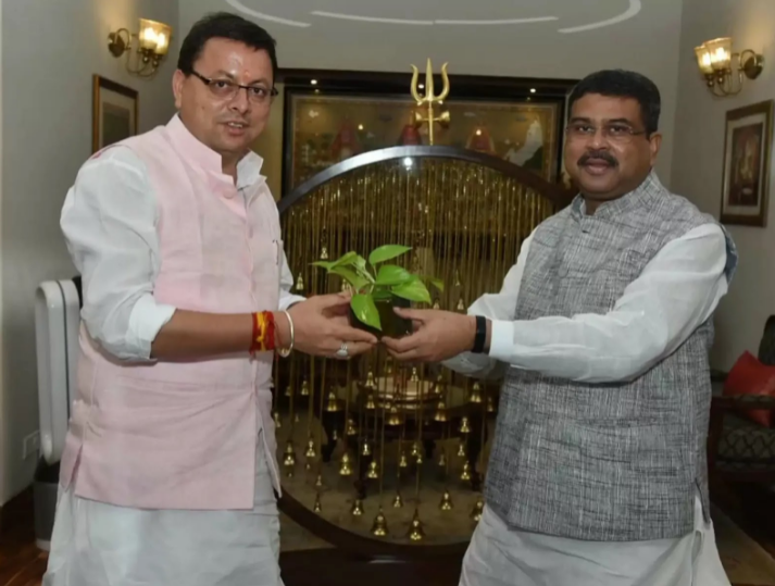 Uttrakhand: CM धामी ने शिक्षा मंत्री धर्मेंद्र प्रधान से की मुलाकात, नरेंद्र नगर और कोटद्वार में मांगा Central School