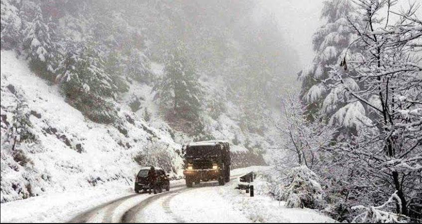 Uttarakhand: बदरीनाथ, मुनस्यारी और हसलिंग में हुई बर्फबारी, देवभूमि में ठंड ने दी दस्तक