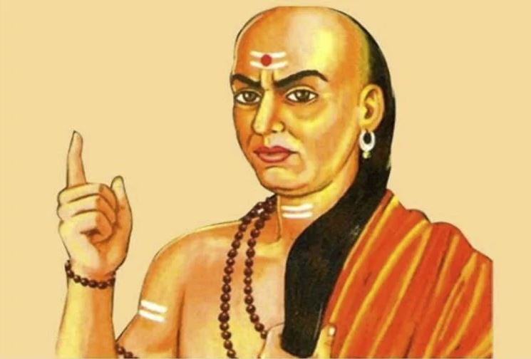 चाणक्य नीति : मुश्किल घड़ी में भी मनुष्य को नहीं छोड़ना चाहिए इस एक चीज का साथ, वरना भाग्य भी नहीं देगा आपका साथ