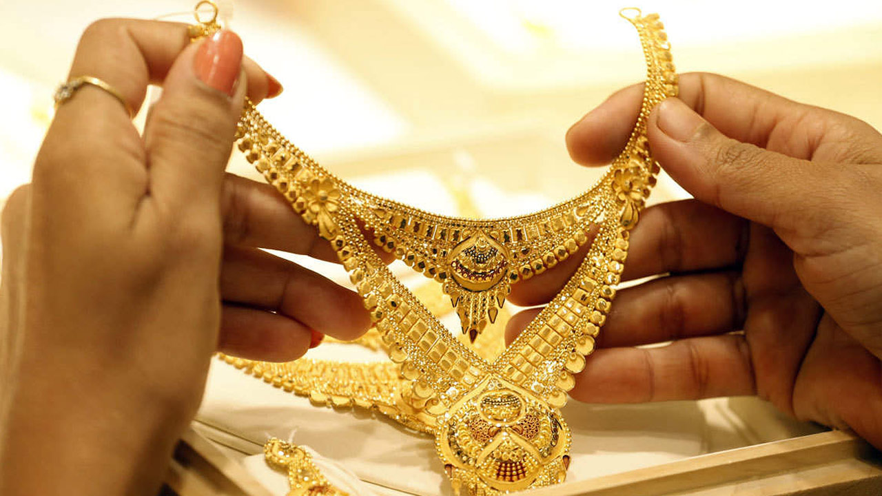 Gold and Silver Price: जानिए क्या है आज आपके शहरों में सोने और चांदी की कीमत, 10 ग्राम सोना मिल रहा…