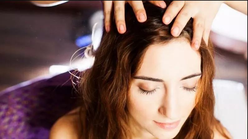 Hair Care Oil: बालों की सही देखभाल के लिए नियमित रूप से लगाएं ये तेल, मजबूत होंगे बाल