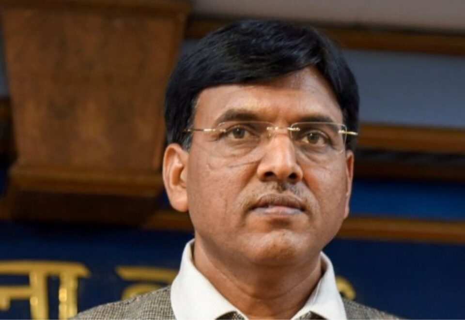 सफदरजंग अस्पताल का औचक निरीक्षण करने पहुंचे स्वास्थ मंत्री मांडविया को गार्ड ने मारा डंडा, फिर भी नहीं किया निलंबित, जानिए क्यों?