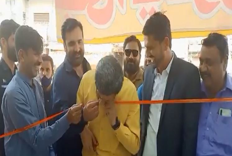 पाकिस्तान : दुकान का उद्घाटन करने पहुंचे जेल मंत्री को कैंची ने दिया धोखा, तो दांतों से कुतर दिया रिबन, देखें वीडियो