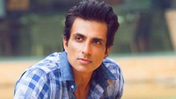 कोविड महामारी के दौरान लोगों की जमकर मदद करने वाले सोनू सूद के घर पर आज दूसरे दिन भी इनकम टैक्स का सर्वे जारी, कल 20 घंटे चली थी जांच