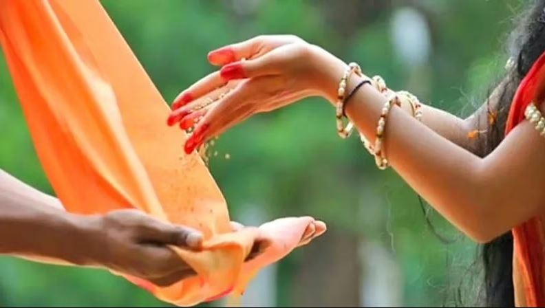 सूर्यास्त के बाद बिल्कुल भी दान नहीं करना चाहिए ये 5 चीजें, हो सकती है पैसों की परेशानी